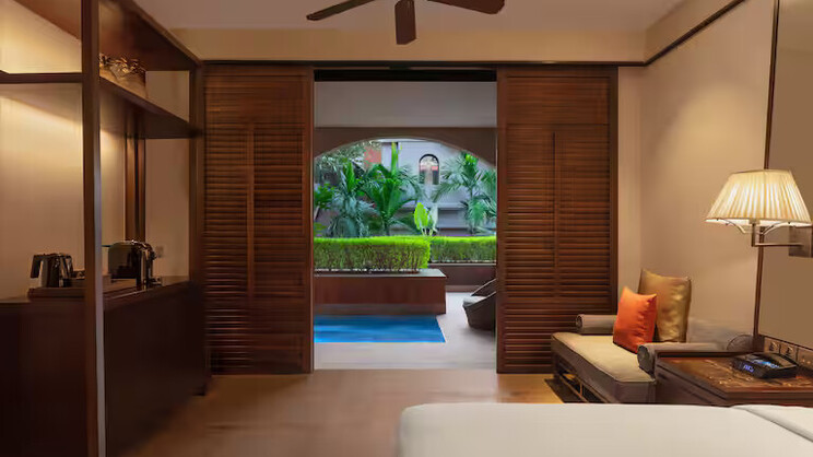 King Luxury Room Whirlpool Bath and Lounge